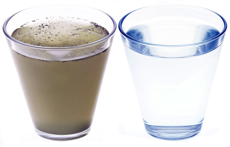 Грязная и очищенная вода в стаканах